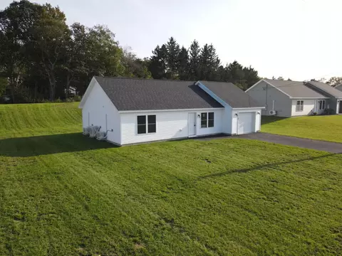 41 Stearns Farm Rd, Hampden, ME 04444