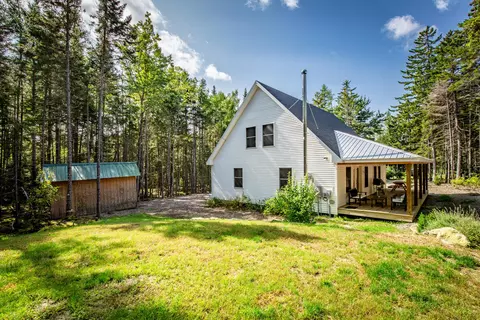 8 Pond Ln, Surry, ME 04684