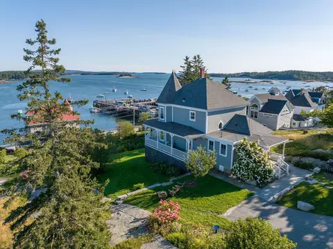 17 Pleasant St, Stonington, ME 04681