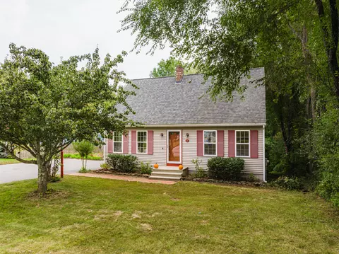 19 Willowdale Dr, Gorham, ME 04038
