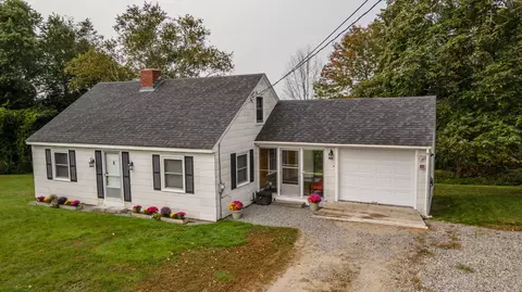 15 Annabessacook Rd, Winthrop, ME 04364