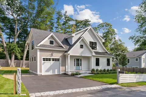 31 Underwood Rd, Falmouth, ME 04105