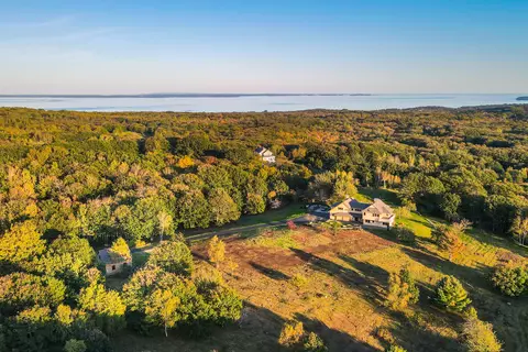8 Fisk Ln, Rockport, ME 04856