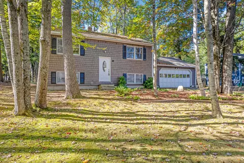 10 Wood Ave, Topsham, ME 04086