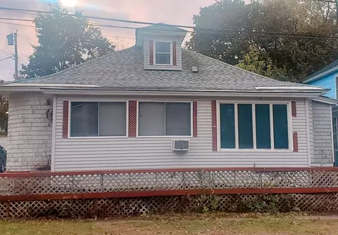 17 Cherry St, Millinocket, ME 04462