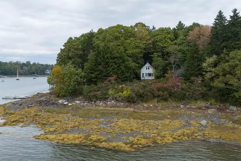 4 Long Is S, Harpswell, ME 04079