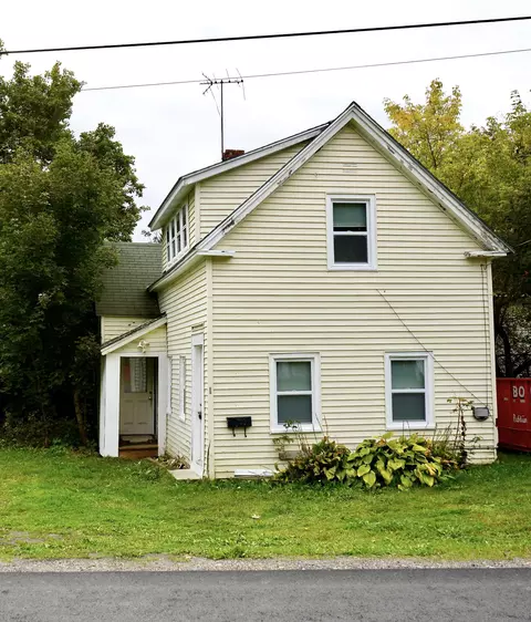 95 Lincoln St, Dexter, ME 04930