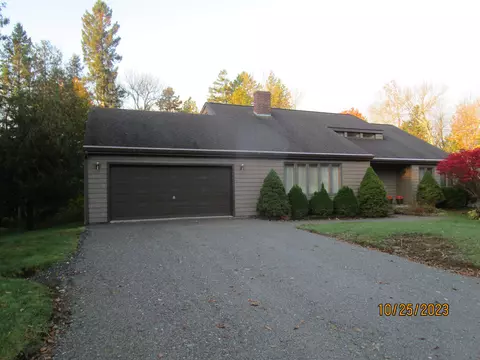 53 Packard Dr, Bangor, ME 04401
