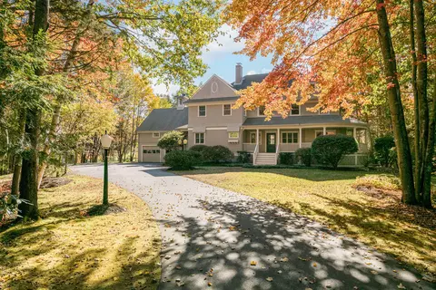 26 Woodlands Dr, Falmouth, ME 04105