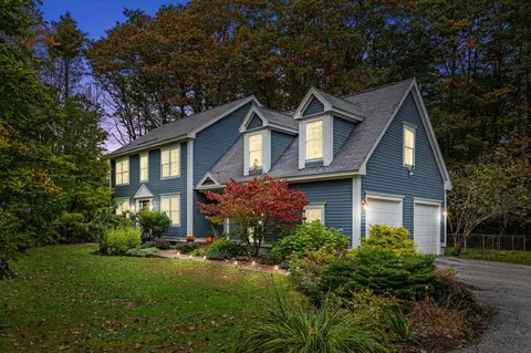 2 Lanier Ln, Falmouth, ME 04105
