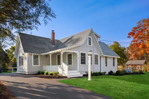 4 Wallace St, Kennebunk, ME 04043