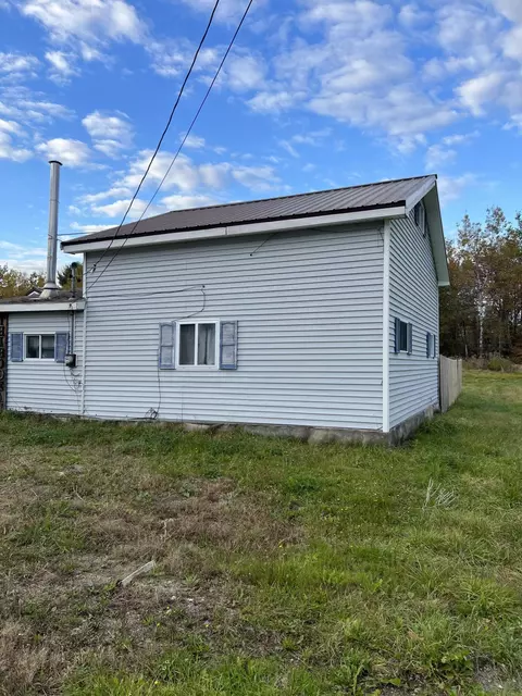 9 North St, Enfield, ME 04493