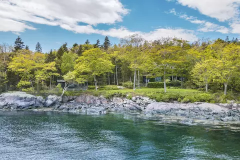 105 Eastway Dr, Camden, ME 04843