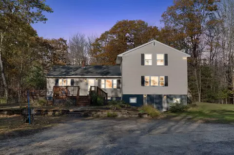 17 Middle Bay Rd, Brunswick, ME 04011