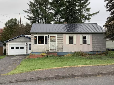 27 Maple St, Presque Isle, ME 04769