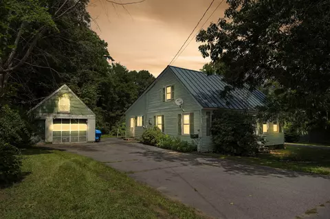 31 Winter St, Topsham, ME 04086