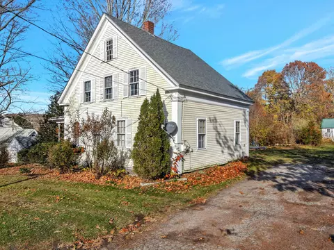 16 Beale St, Winthrop, ME 04364