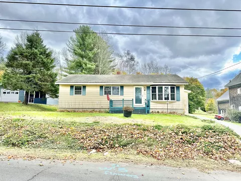65 Maple St, Dexter, ME 04930