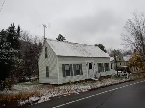 7 High St, Hollis, ME 04042