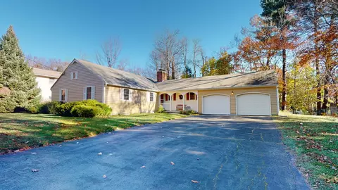 21 Woodside Dr, Lewiston, ME 04240
