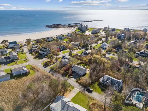 2 Surf Ln, Kennebunk, ME 04043