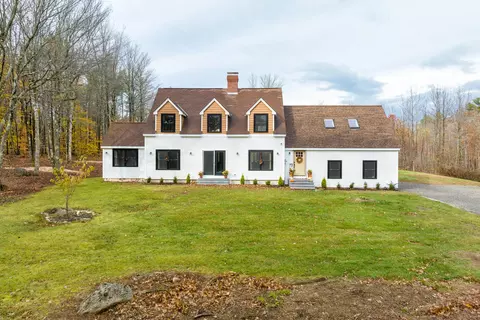 52 Ledge Hill Rd, Raymond, ME 04071