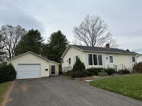 9 Alfred St, Houlton, ME 04730