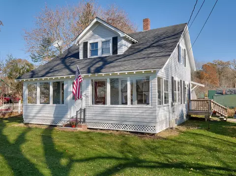 65 Depot St, Waldoboro, ME 04572