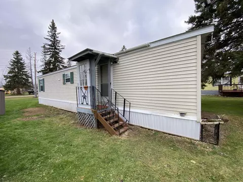 3 Pine Village St, Presque Isle, ME 04769