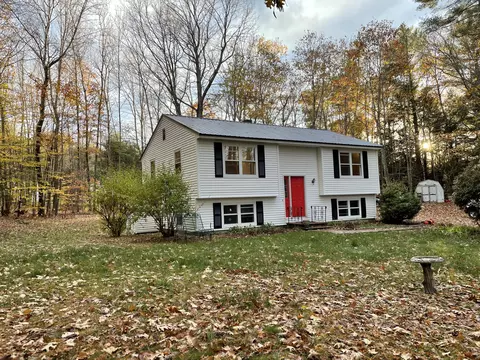 545 Meadow Rd, Topsham, ME 04086