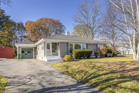 11 Park Ln, Gorham, ME 04038