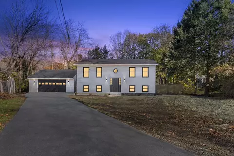 21 Hilltop Cir, Yarmouth, ME 04096