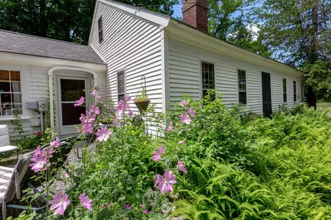 18 Winter St, Topsham, ME 04086