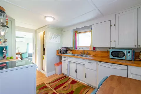 27 Knott St, Rockland, ME 04841