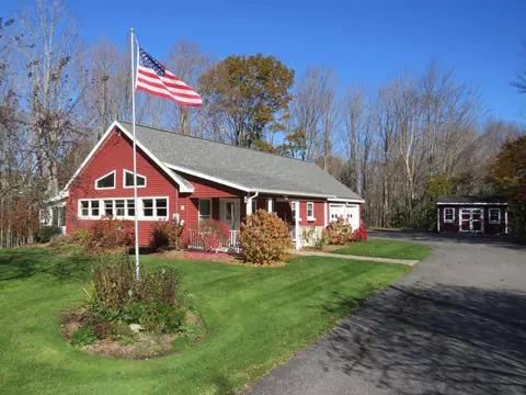 31 Russell St, Farmingdale, ME 04344