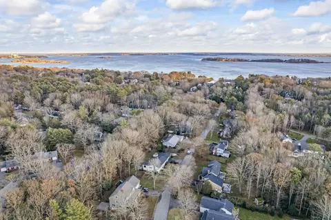 17 Knight St, Falmouth, ME 04105