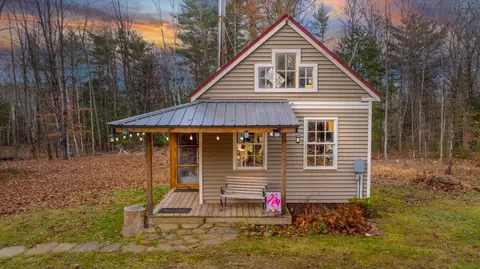 47 S Shore Dr, Monmouth, ME 04259