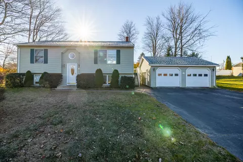 10 Candia St, Auburn, ME 04210