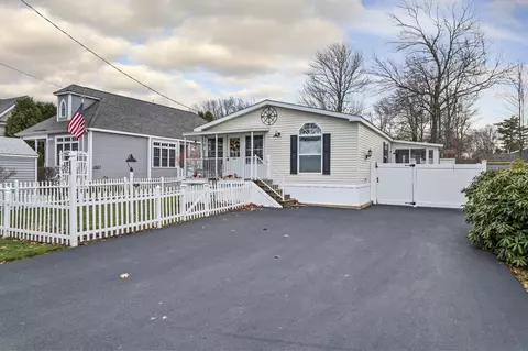 34 Trafton St, Wells, ME 04090