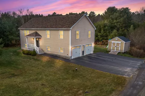 25 Labrador Ln, Freeport, ME 04032