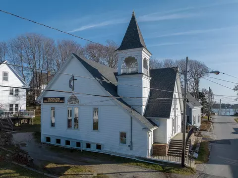 10 Seabreeze Ave, Stonington, ME 04681