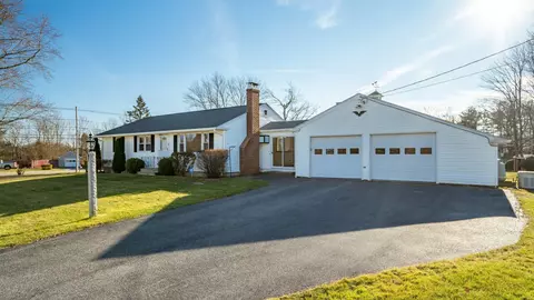 2 Cole St, Falmouth, ME 04105