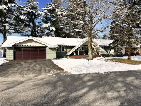 32 Robinson Gdns, Lewiston, ME 04240