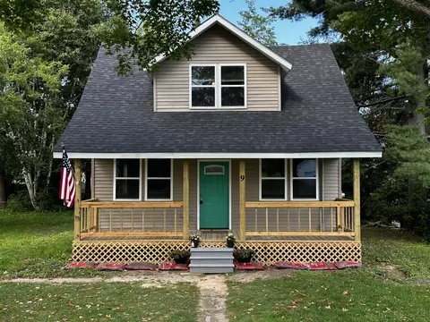 9 Delmont St, Presque Isle, ME 04769