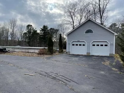 24 Sunny Acres Ln, Boothbay, ME 04537