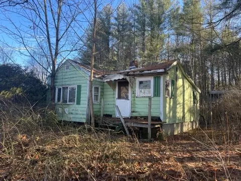 91 Kinderhook St, Randolph, ME 04346