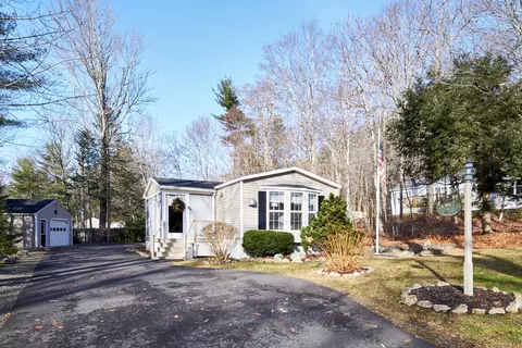 27 Blackberry Ln, Camden, ME 04843