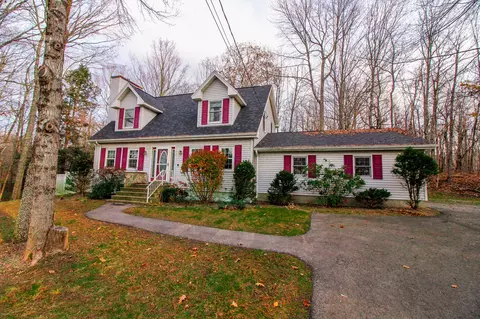 519 Woods Edge Rd, Hermon, ME 04401