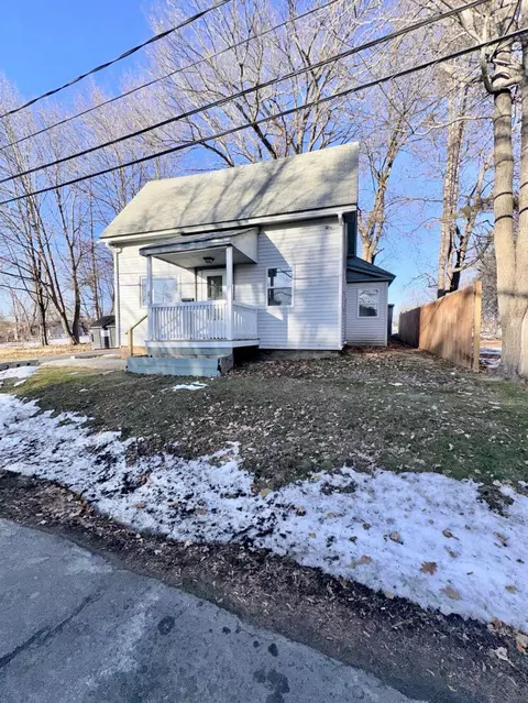 9 Perkins St, Madison, ME 04950