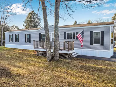 93 Maynard Dr, Topsham, ME 04086